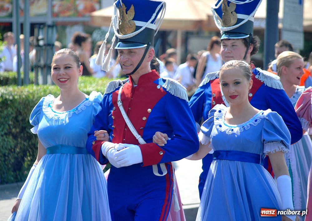 Zdjęcie w galerii na portalu naszraciborz.pl: Barwny korowód na ulicach Raciborza wiadomości z regionu