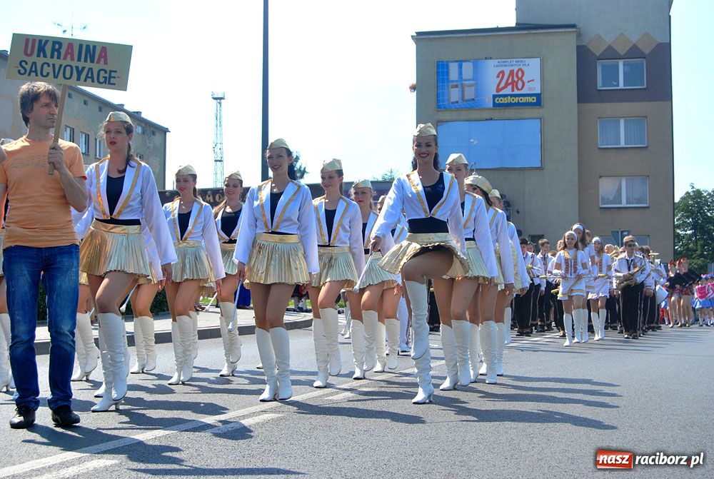 Zdjęcie w galerii na portalu naszraciborz.pl: Barwny korowód na ulicach Raciborza wiadomości z regionu
