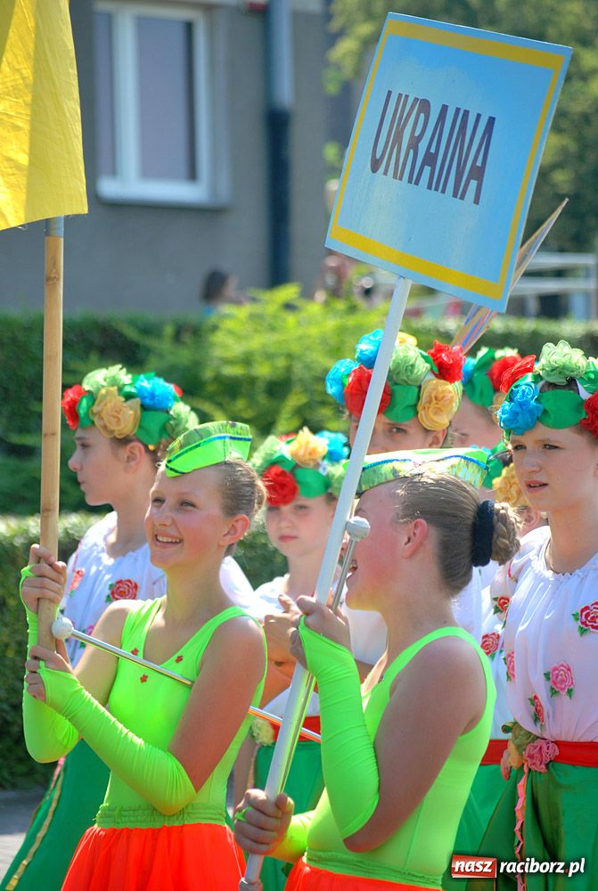 Zdjęcie w galerii na portalu naszraciborz.pl: Barwny korowód na ulicach Raciborza wiadomości z regionu