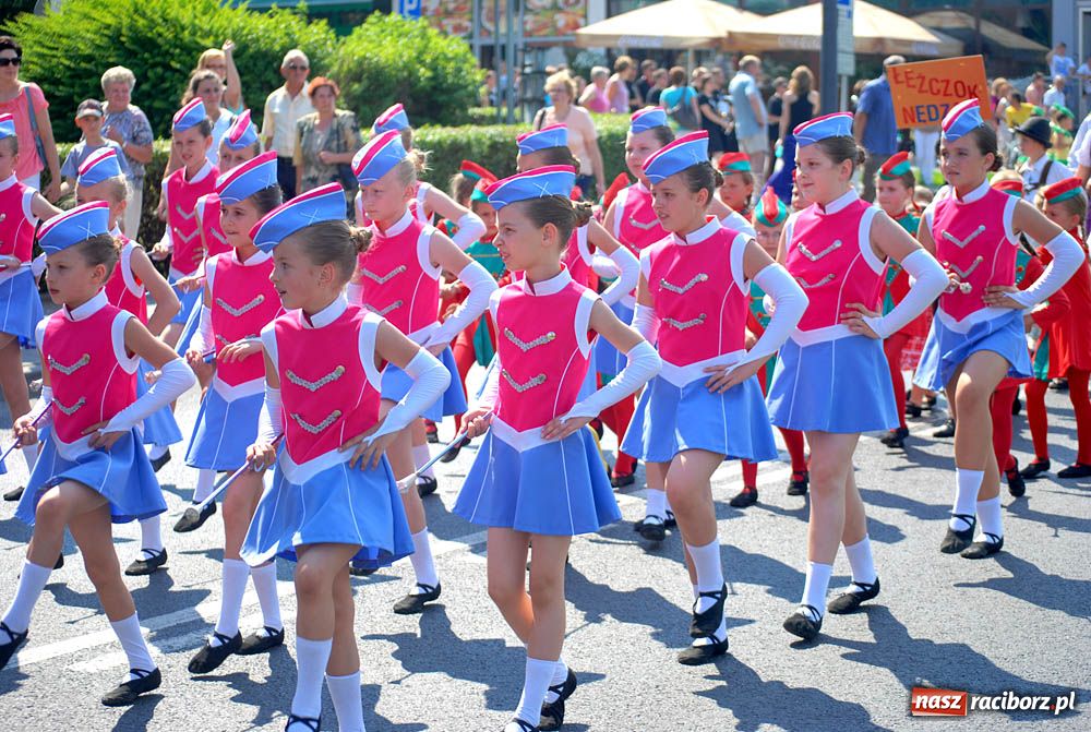 Zdjęcie w galerii na portalu naszraciborz.pl: Barwny korowód na ulicach Raciborza wiadomości z regionu