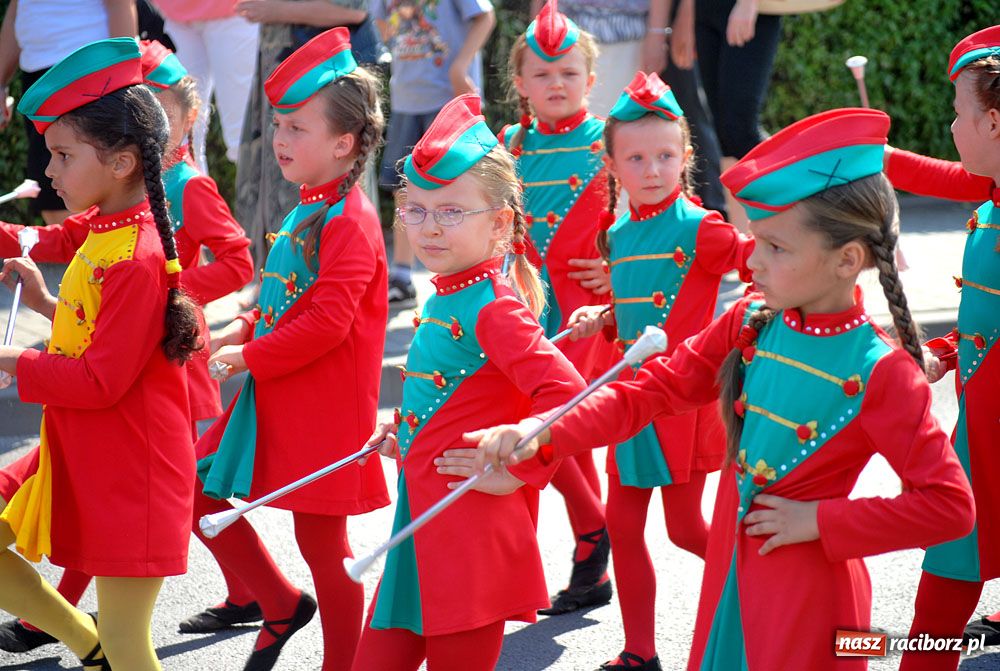 Zdjęcie w galerii na portalu naszraciborz.pl: Barwny korowód na ulicach Raciborza wiadomości z regionu
