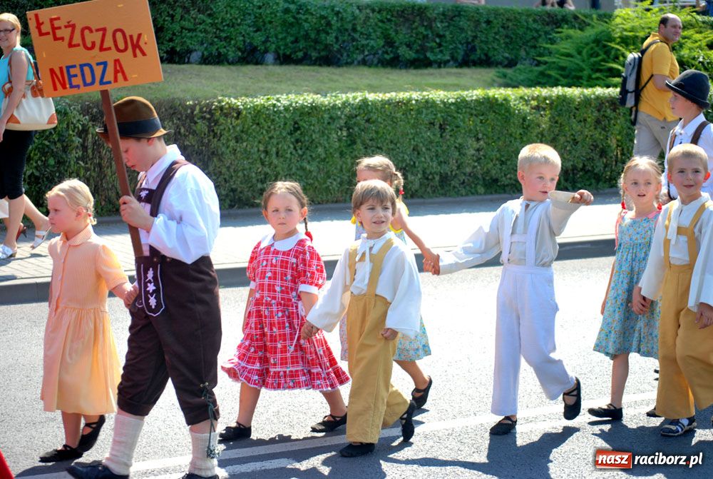 Zdjęcie w galerii na portalu naszraciborz.pl: Barwny korowód na ulicach Raciborza wiadomości z regionu