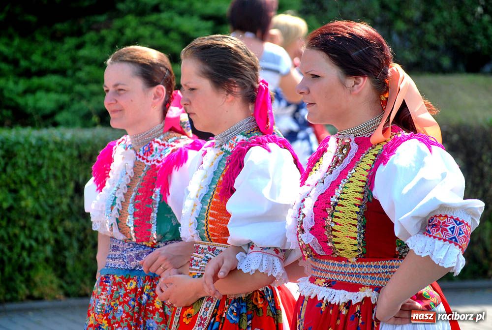 Zdjęcie w galerii na portalu naszraciborz.pl: Barwny korowód na ulicach Raciborza wiadomości z regionu