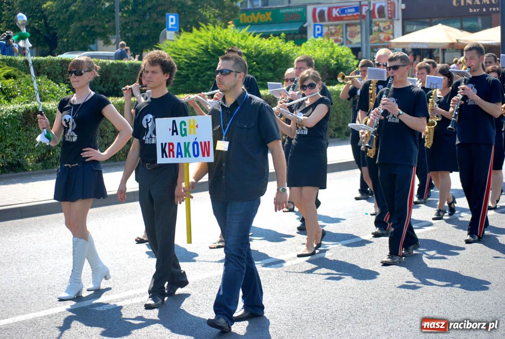 Zdjęcie w galerii na portalu naszraciborz.pl: Barwny korowód na ulicach Raciborza wiadomości z regionu