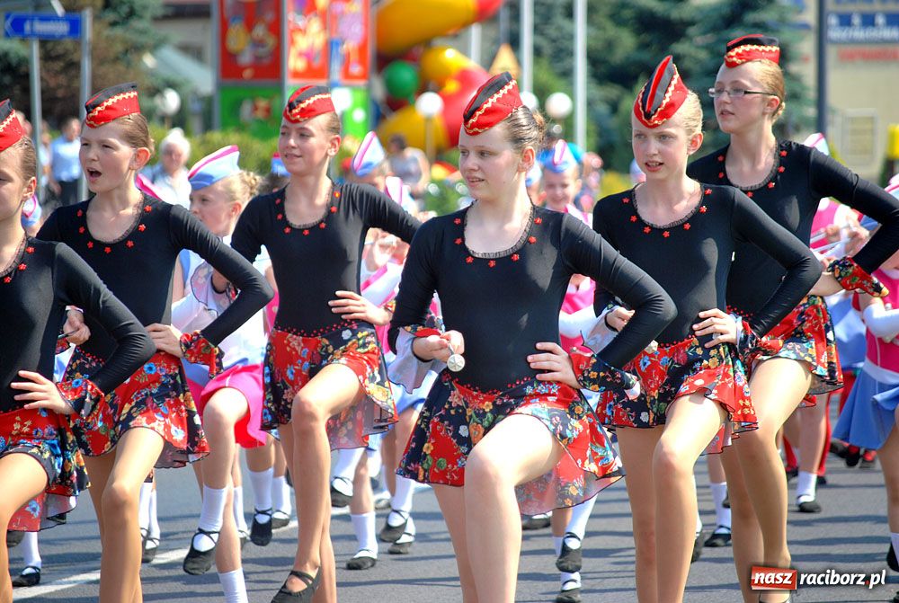 Zdjęcie w galerii na portalu naszraciborz.pl: Barwny korowód na ulicach Raciborza wiadomości z regionu