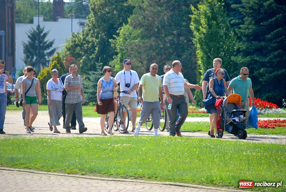 Zdjęcie w galerii na portalu naszraciborz.pl: Barwny korowód na ulicach Raciborza wiadomości z regionu