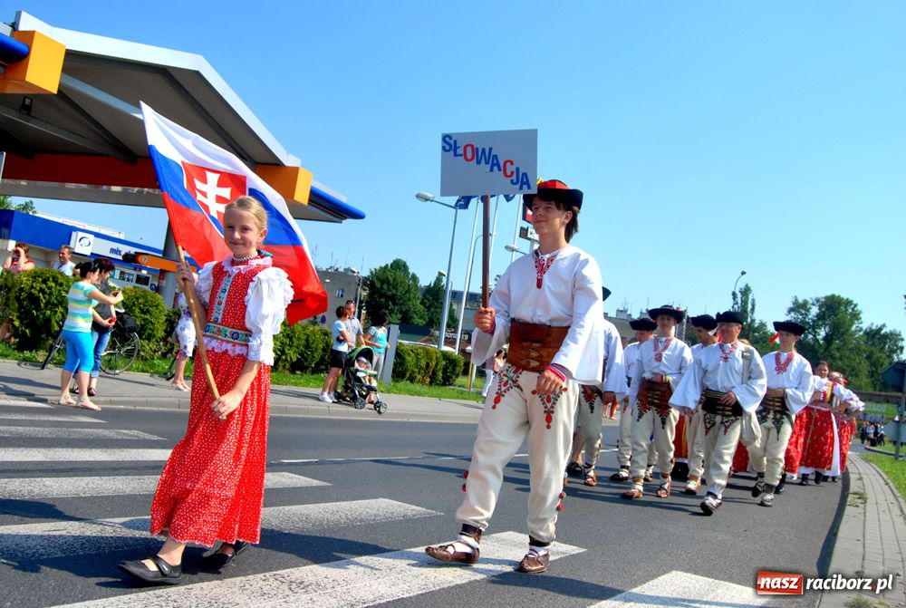 Zdjęcie w galerii na portalu naszraciborz.pl: Barwny korowód na ulicach Raciborza wiadomości z regionu