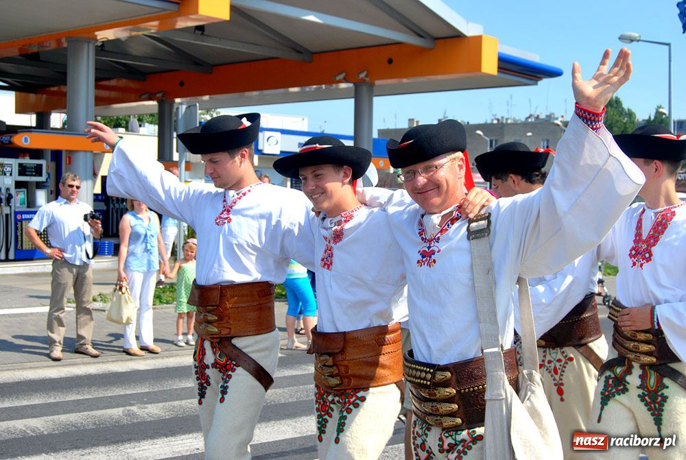 Zdjęcie w galerii na portalu naszraciborz.pl: Barwny korowód na ulicach Raciborza wiadomości z regionu