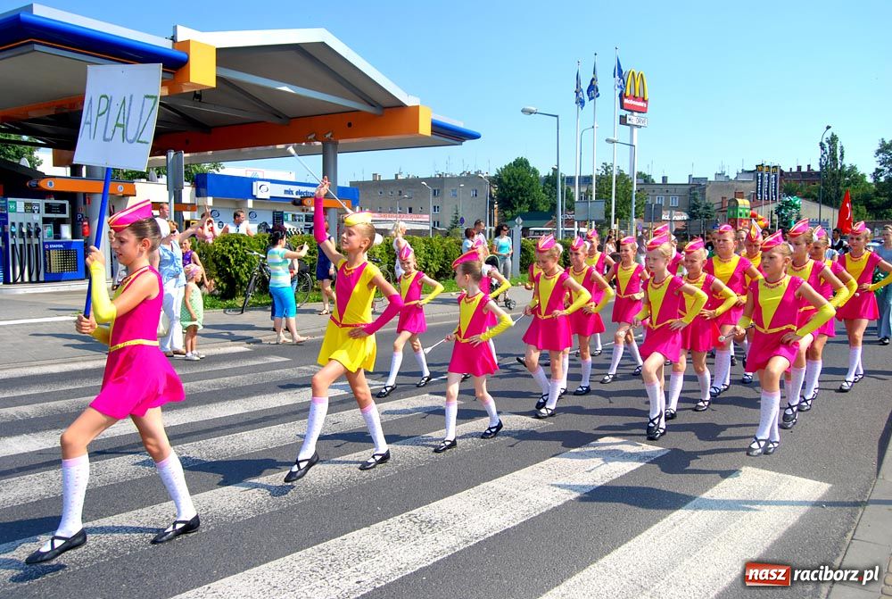 Zdjęcie w galerii na portalu naszraciborz.pl: Barwny korowód na ulicach Raciborza wiadomości z regionu