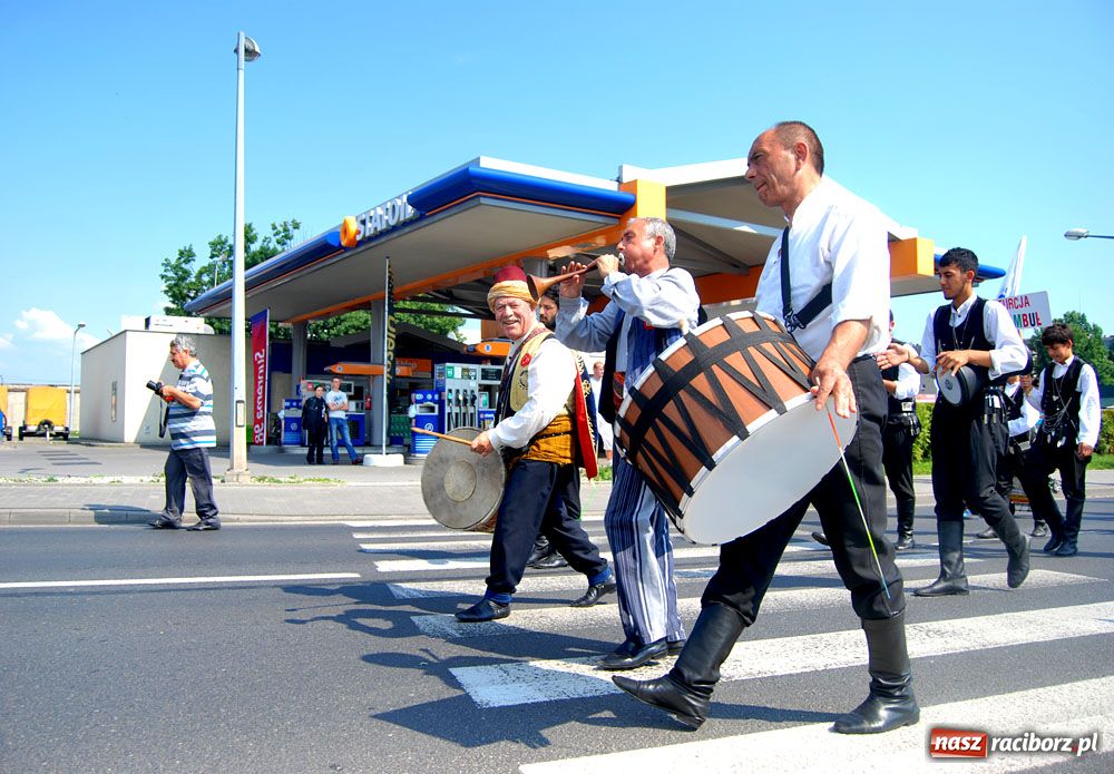 Zdjęcie w galerii na portalu naszraciborz.pl: Barwny korowód na ulicach Raciborza wiadomości z regionu
