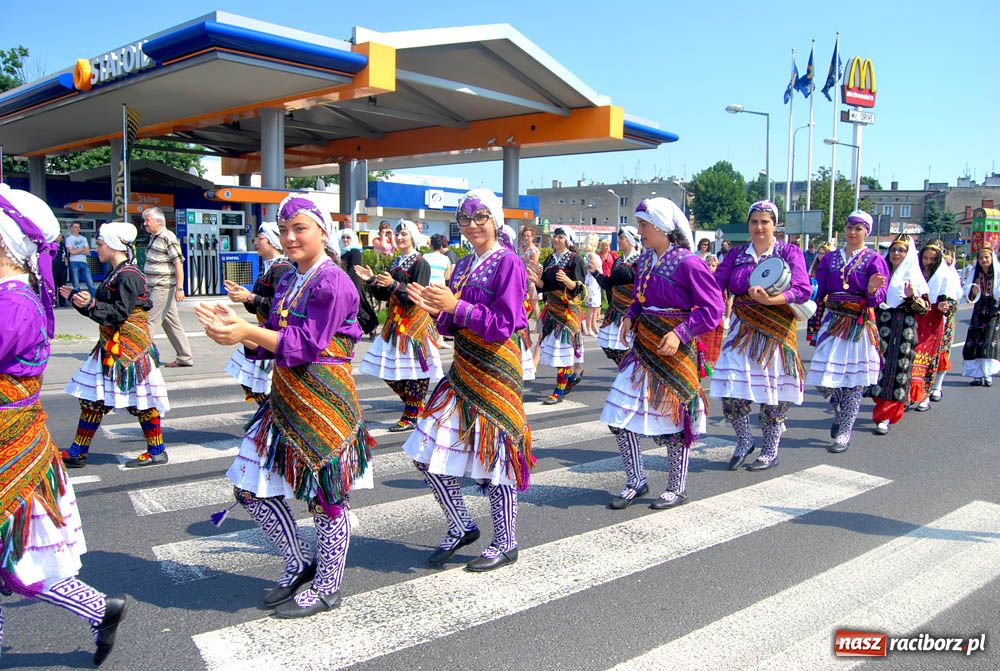 Zdjęcie w galerii na portalu naszraciborz.pl: Barwny korowód na ulicach Raciborza wiadomości z regionu