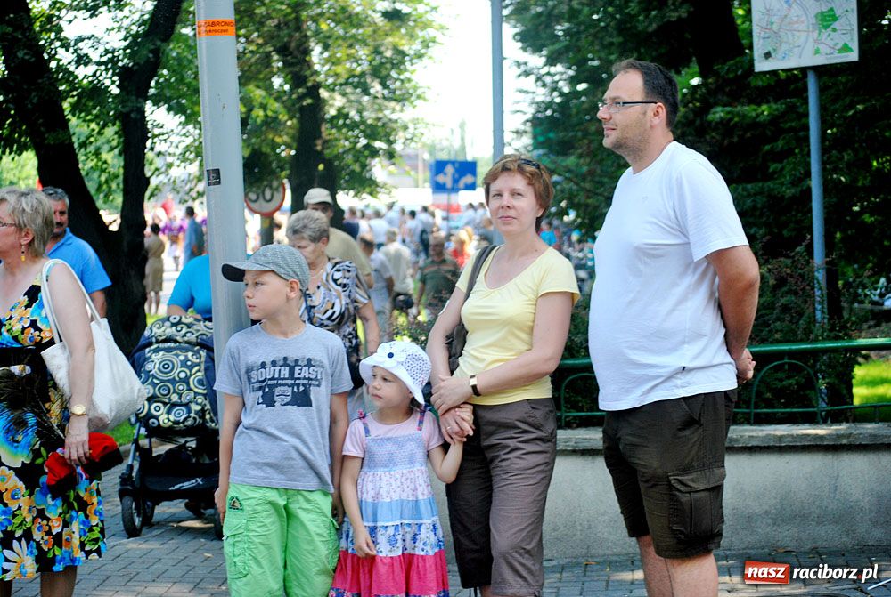 Zdjęcie w galerii na portalu naszraciborz.pl: Barwny korowód na ulicach Raciborza wiadomości z regionu