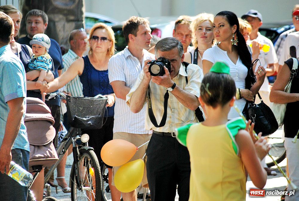 Zdjęcie w galerii na portalu naszraciborz.pl: Barwny korowód na ulicach Raciborza wiadomości z regionu
