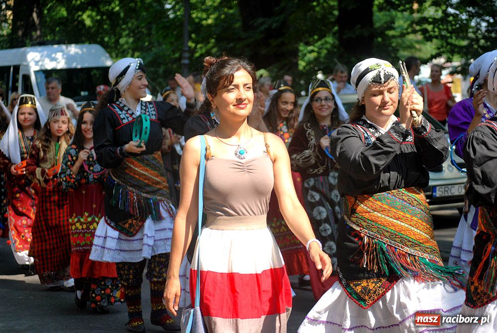 Zdjęcie w galerii na portalu naszraciborz.pl: Barwny korowód na ulicach Raciborza wiadomości z regionu