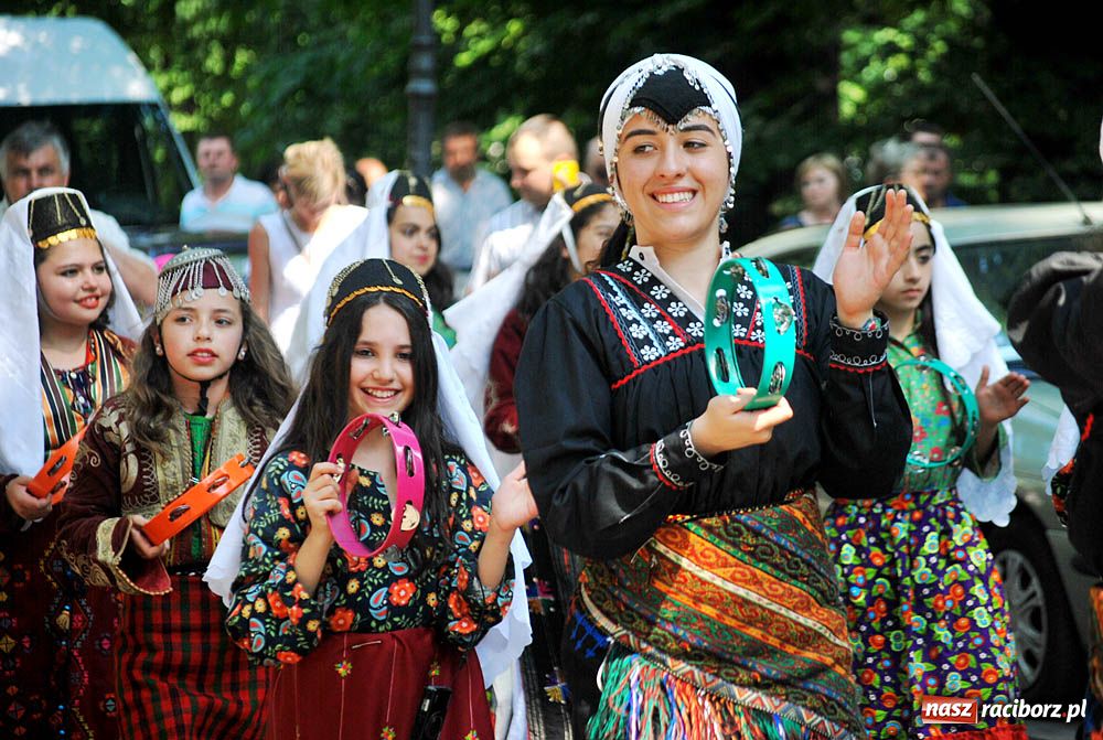 Zdjęcie w galerii na portalu naszraciborz.pl: Barwny korowód na ulicach Raciborza wiadomości z regionu