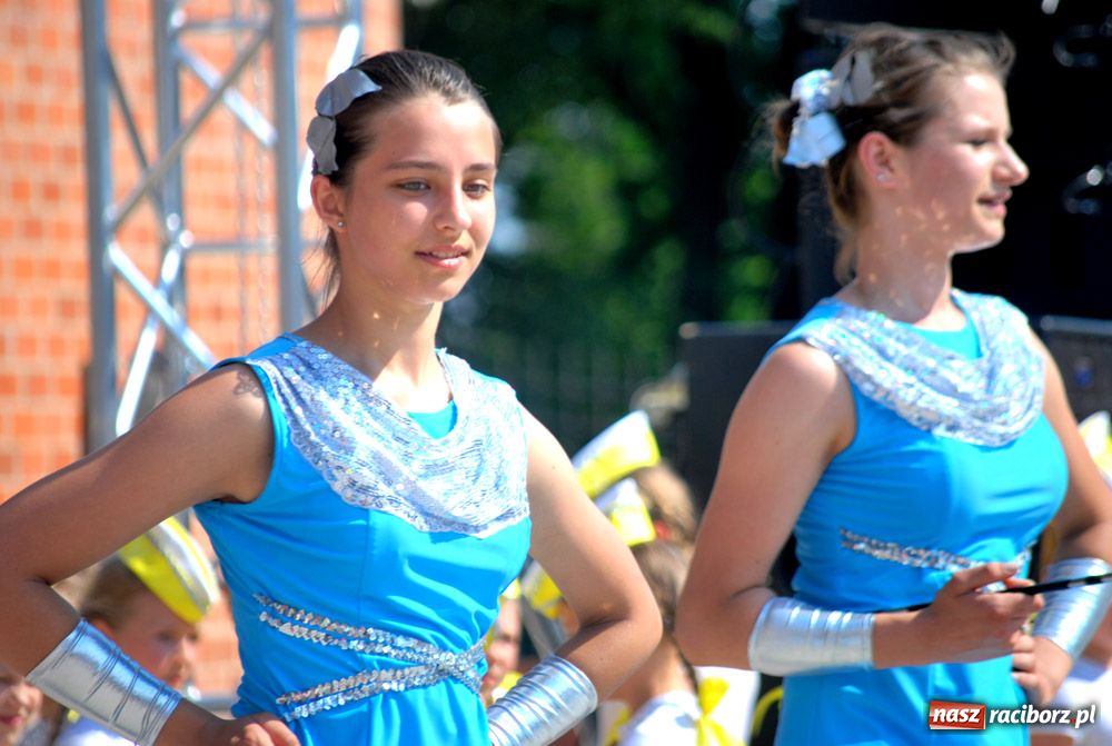 Zdjęcie w galerii na portalu naszraciborz.pl: Barwny korowód na ulicach Raciborza wiadomości z regionu