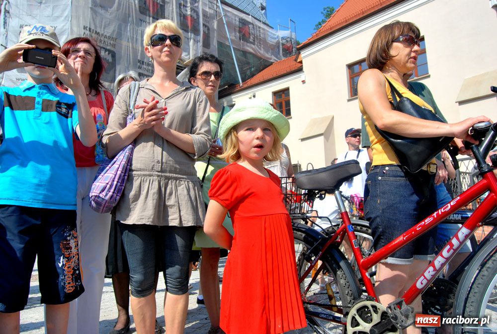 Zdjęcie w galerii na portalu naszraciborz.pl: Barwny korowód na ulicach Raciborza wiadomości z regionu