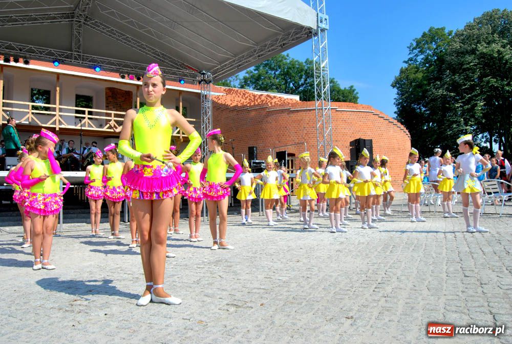 Zdjęcie w galerii na portalu naszraciborz.pl: Barwny korowód na ulicach Raciborza wiadomości z regionu