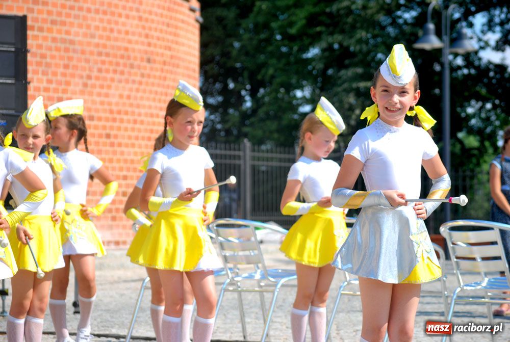 Zdjęcie w galerii na portalu naszraciborz.pl: Barwny korowód na ulicach Raciborza wiadomości z regionu