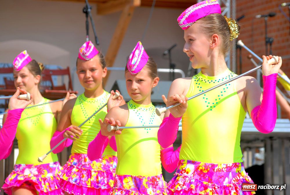 Zdjęcie w galerii na portalu naszraciborz.pl: Barwny korowód na ulicach Raciborza wiadomości z regionu