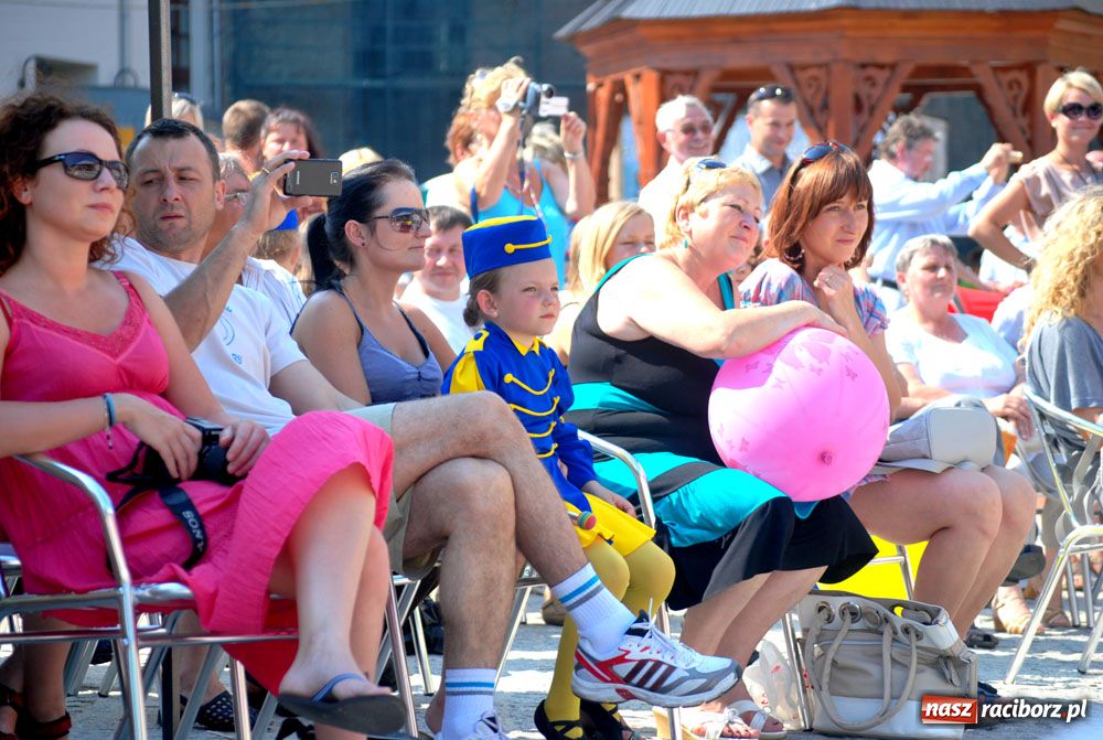 Zdjęcie w galerii na portalu naszraciborz.pl: Barwny korowód na ulicach Raciborza wiadomości z regionu