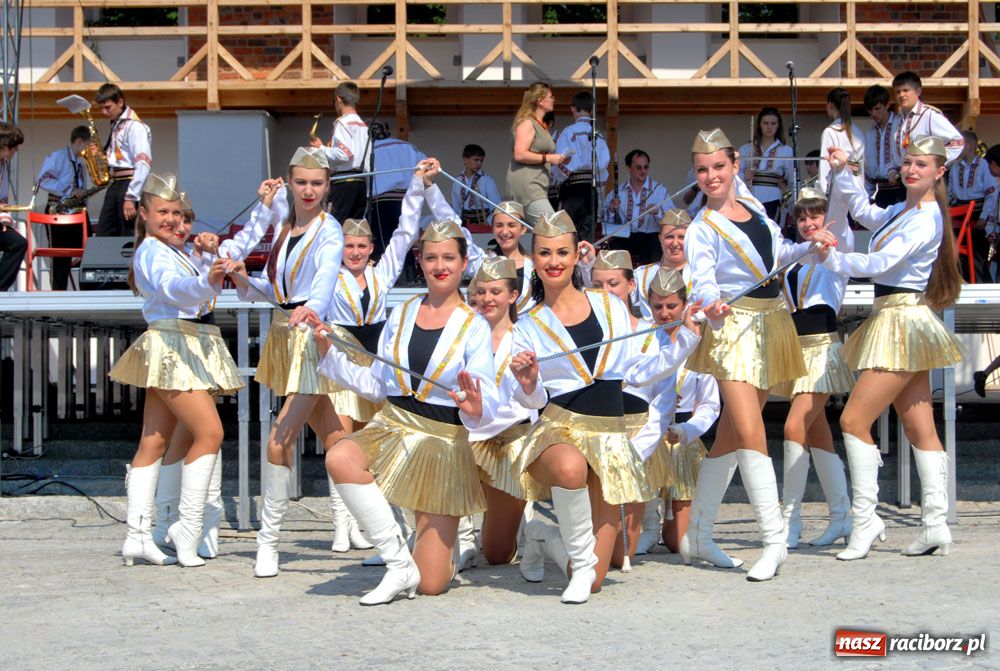 Zdjęcie w galerii na portalu naszraciborz.pl: Barwny korowód na ulicach Raciborza wiadomości z regionu