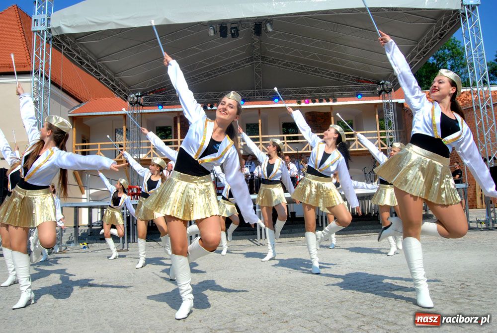 Zdjęcie w galerii na portalu naszraciborz.pl: Barwny korowód na ulicach Raciborza wiadomości z regionu