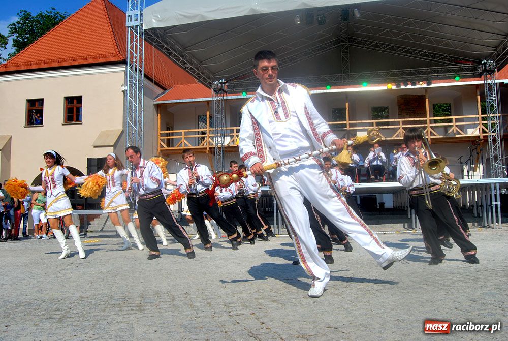 Zdjęcie w galerii na portalu naszraciborz.pl: Barwny korowód na ulicach Raciborza wiadomości z regionu