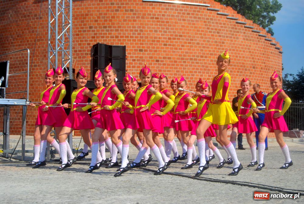 Zdjęcie w galerii na portalu naszraciborz.pl: Barwny korowód na ulicach Raciborza wiadomości z regionu