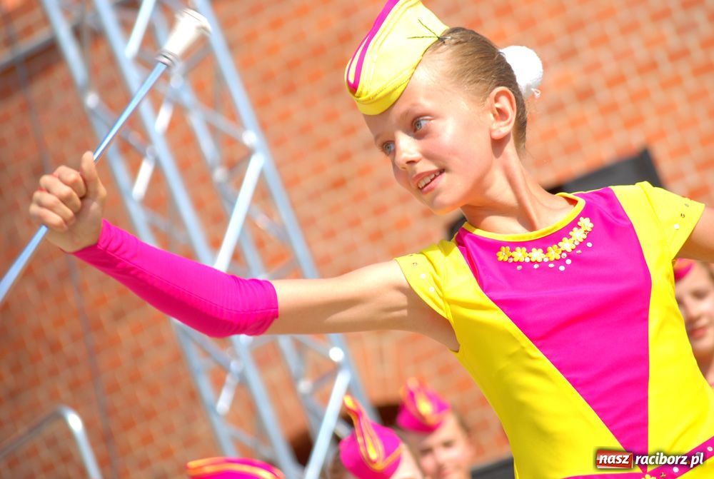 Zdjęcie w galerii na portalu naszraciborz.pl: Barwny korowód na ulicach Raciborza wiadomości z regionu