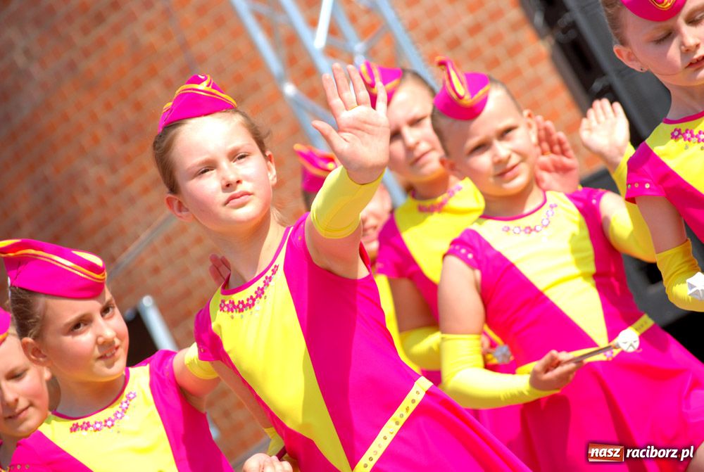 Zdjęcie w galerii na portalu naszraciborz.pl: Barwny korowód na ulicach Raciborza wiadomości z regionu