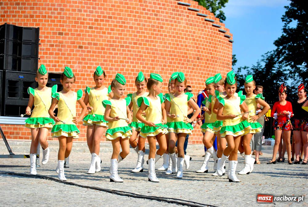 Zdjęcie w galerii na portalu naszraciborz.pl: Barwny korowód na ulicach Raciborza wiadomości z regionu