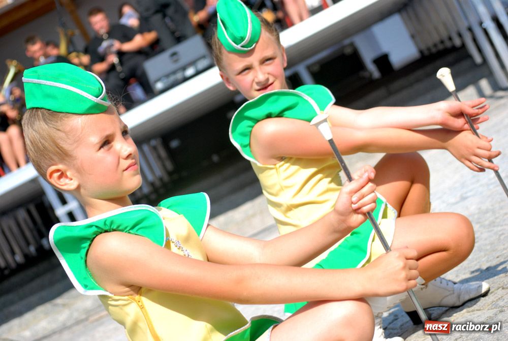 Zdjęcie w galerii na portalu naszraciborz.pl: Barwny korowód na ulicach Raciborza wiadomości z regionu