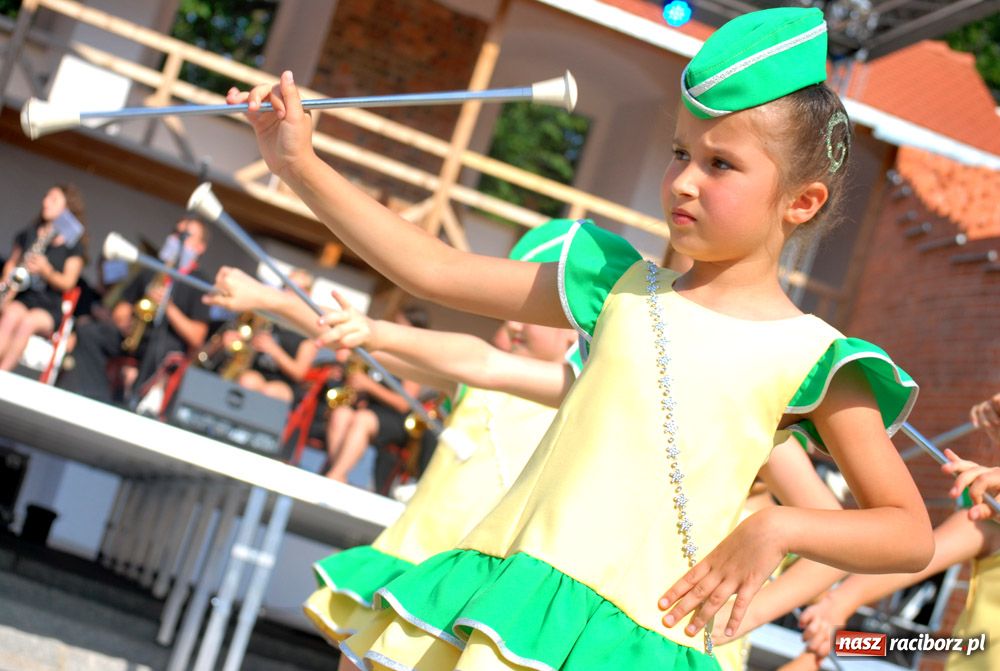 Zdjęcie w galerii na portalu naszraciborz.pl: Barwny korowód na ulicach Raciborza wiadomości z regionu