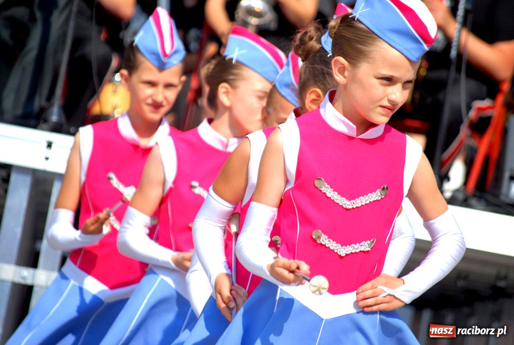 Zdjęcie w galerii na portalu naszraciborz.pl: Barwny korowód na ulicach Raciborza wiadomości z regionu