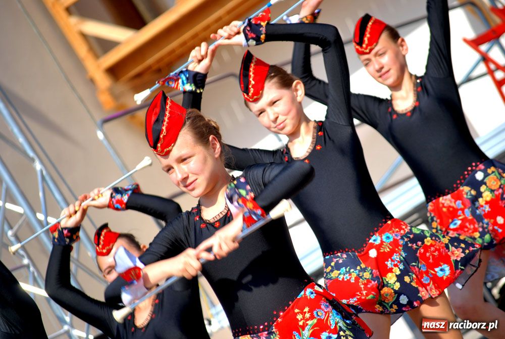 Zdjęcie w galerii na portalu naszraciborz.pl: Barwny korowód na ulicach Raciborza wiadomości z regionu