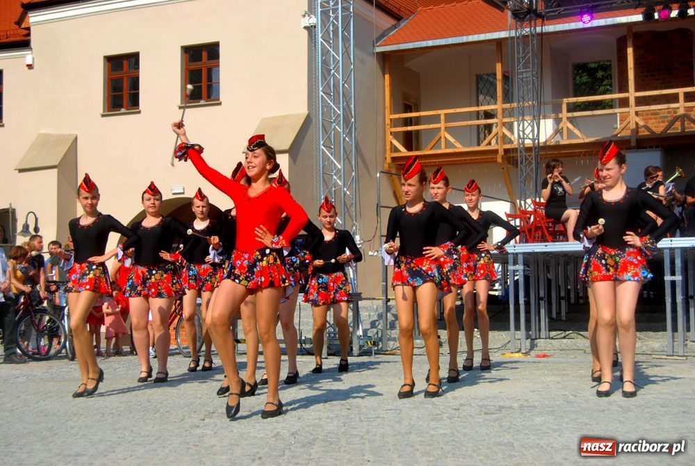 Zdjęcie w galerii na portalu naszraciborz.pl: Barwny korowód na ulicach Raciborza wiadomości z regionu