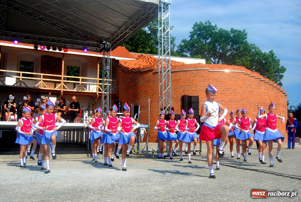 Zdjęcie w galerii na portalu naszraciborz.pl: Barwny korowód na ulicach Raciborza wiadomości z regionu