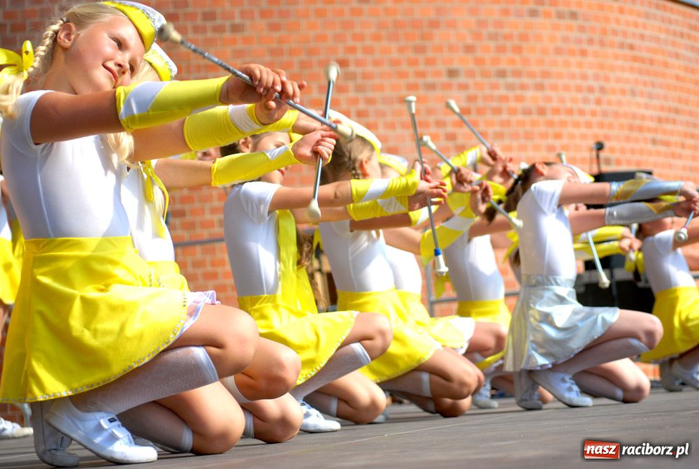Zdjęcie w galerii na portalu naszraciborz.pl: Barwny korowód na ulicach Raciborza wiadomości z regionu