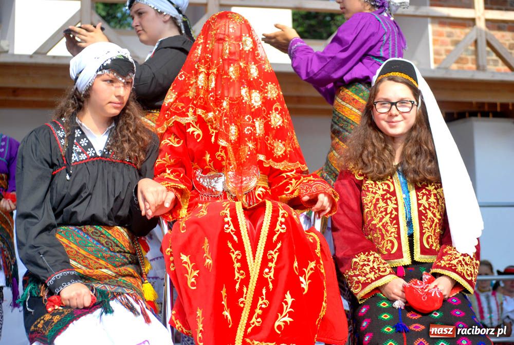 Zdjęcie w galerii na portalu naszraciborz.pl: Barwny korowód na ulicach Raciborza wiadomości z regionu