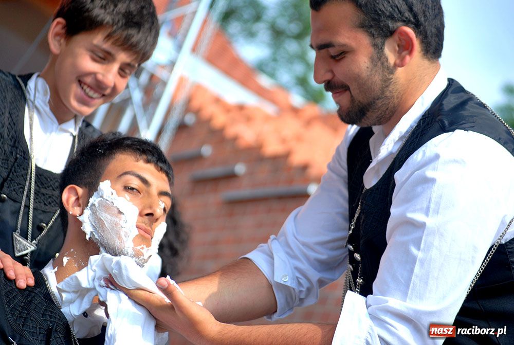 Zdjęcie w galerii na portalu naszraciborz.pl: Barwny korowód na ulicach Raciborza wiadomości z regionu