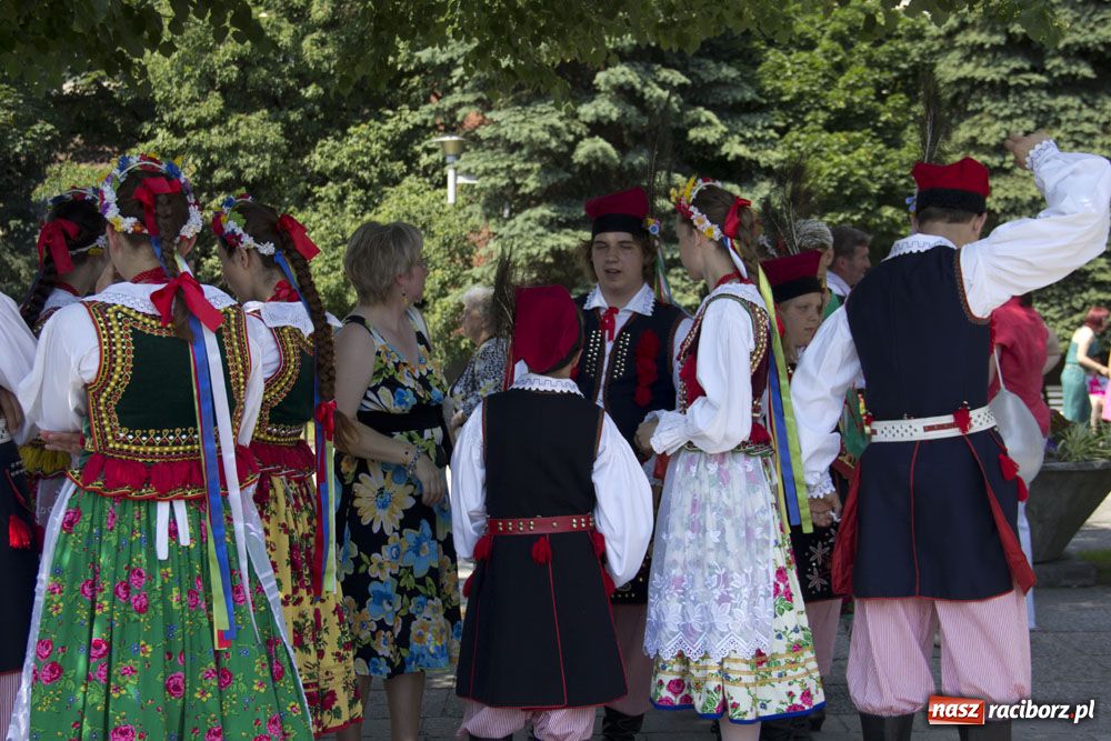 Zdjęcie w galerii na portalu naszraciborz.pl: Barwny korowód na ulicach Raciborza wiadomości z regionu