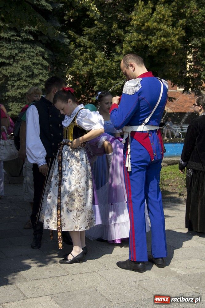 Zdjęcie w galerii na portalu naszraciborz.pl: Barwny korowód na ulicach Raciborza wiadomości z regionu