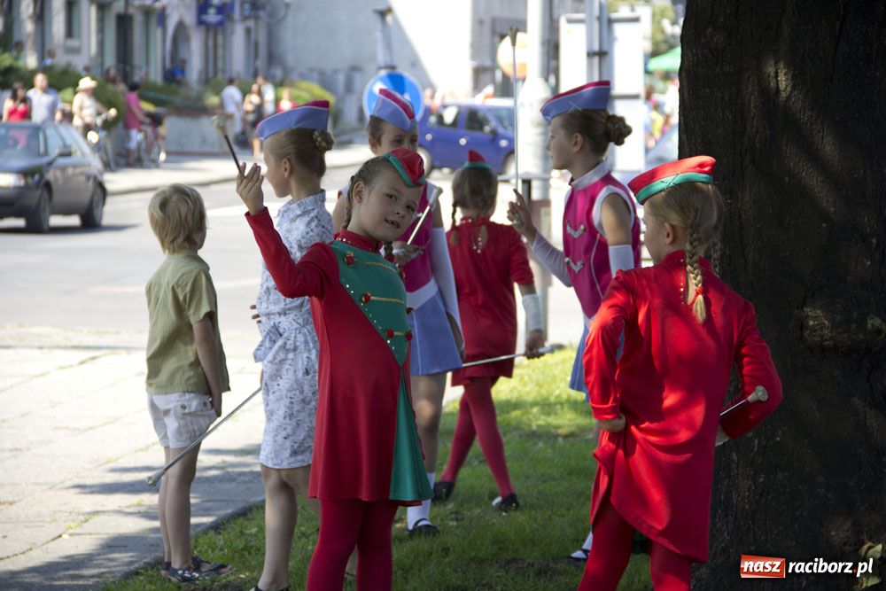 Zdjęcie w galerii na portalu naszraciborz.pl: Barwny korowód na ulicach Raciborza wiadomości z regionu