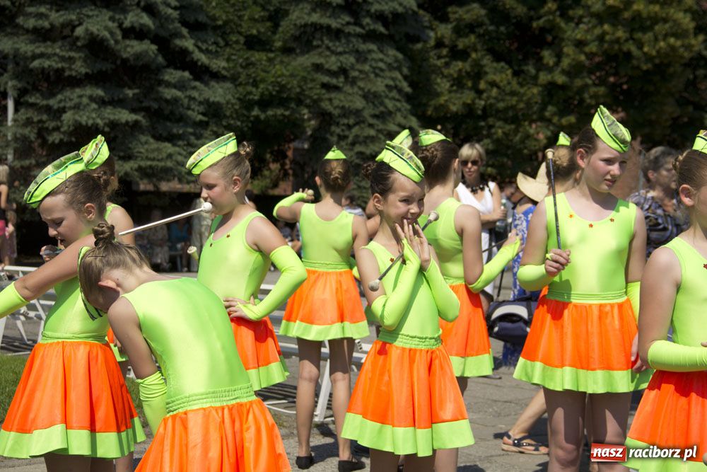 Zdjęcie w galerii na portalu naszraciborz.pl: Barwny korowód na ulicach Raciborza wiadomości z regionu
