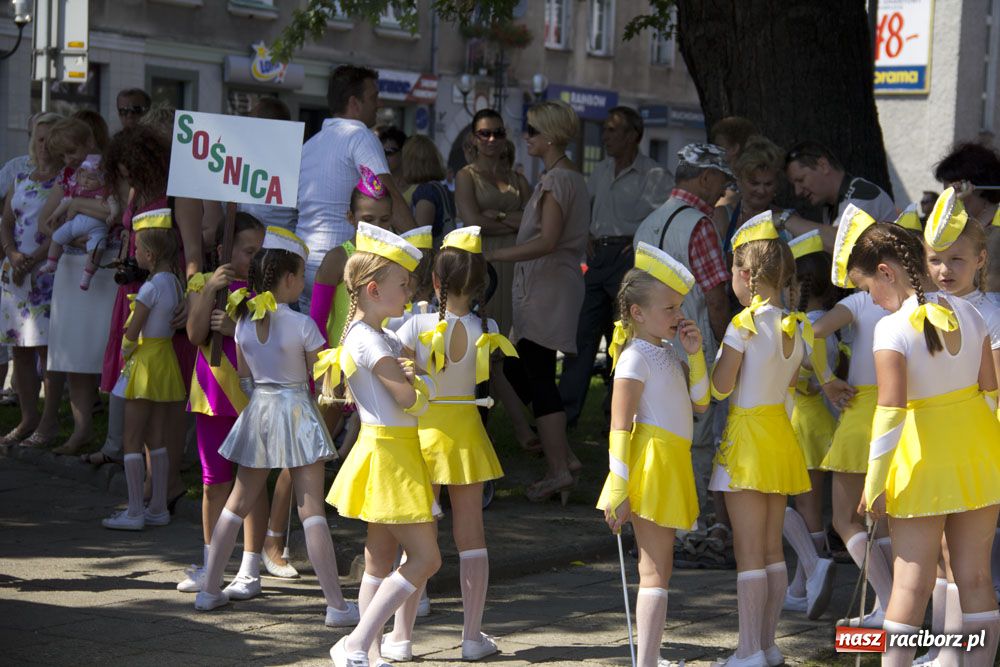 Zdjęcie w galerii na portalu naszraciborz.pl: Barwny korowód na ulicach Raciborza wiadomości z regionu
