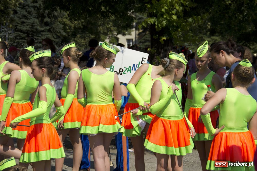 Zdjęcie w galerii na portalu naszraciborz.pl: Barwny korowód na ulicach Raciborza wiadomości z regionu