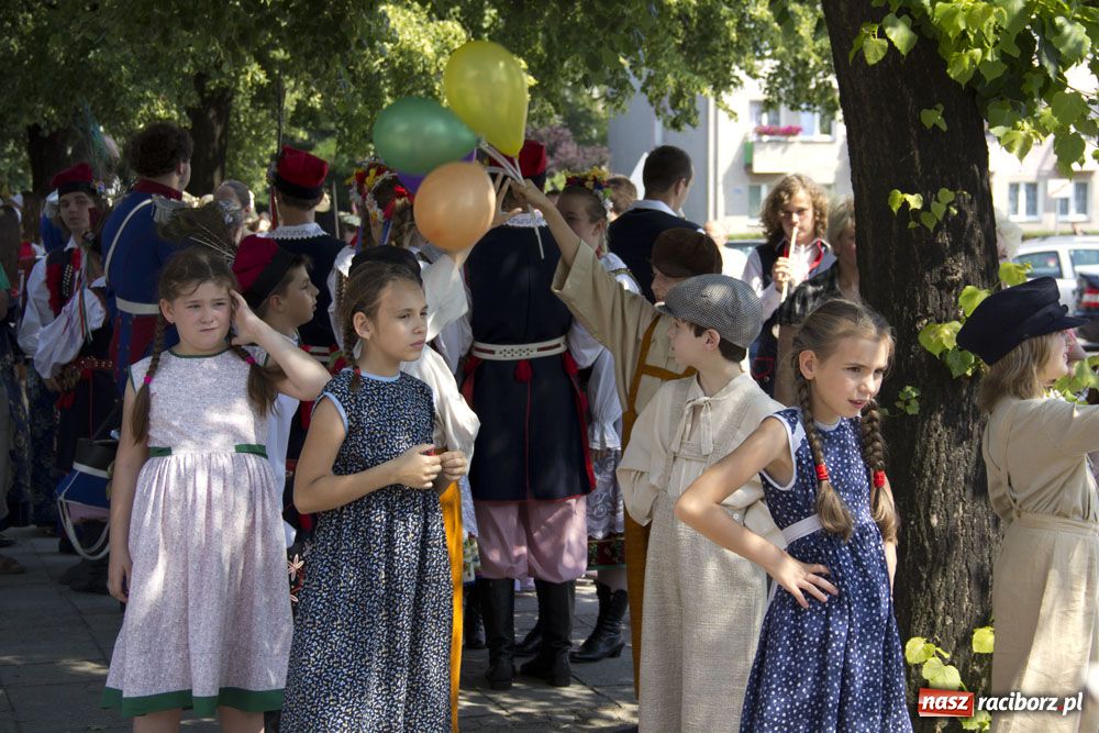 Zdjęcie w galerii na portalu naszraciborz.pl: Barwny korowód na ulicach Raciborza wiadomości z regionu