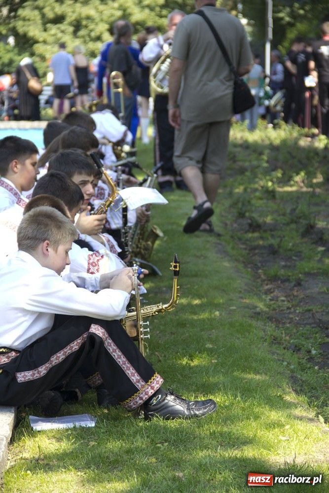 Zdjęcie w galerii na portalu naszraciborz.pl: Barwny korowód na ulicach Raciborza wiadomości z regionu
