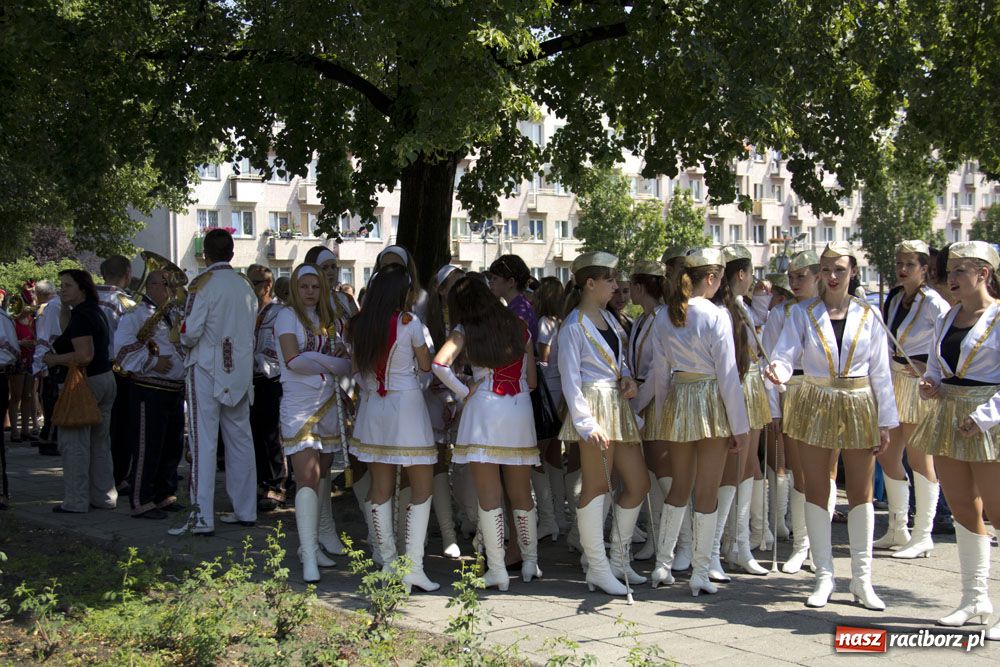 Zdjęcie w galerii na portalu naszraciborz.pl: Barwny korowód na ulicach Raciborza wiadomości z regionu